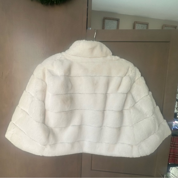Betsy Johnson Faux Fur capelet size M - Picture 3 of 4